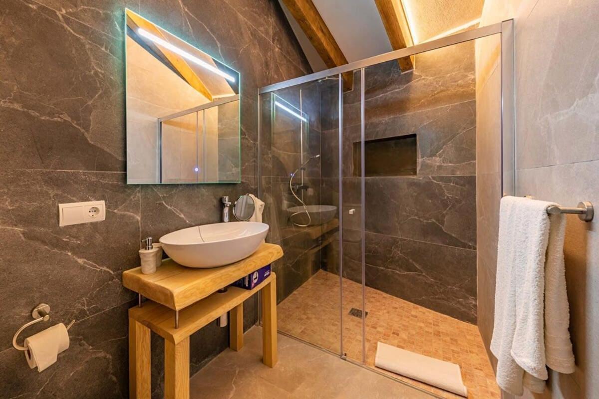 Townhouse Teluo - In The Heart Of Ferienhaus